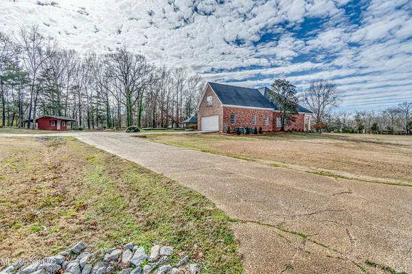 $925,000 | 200 Cripple Creek Road, Canton, MS 39046