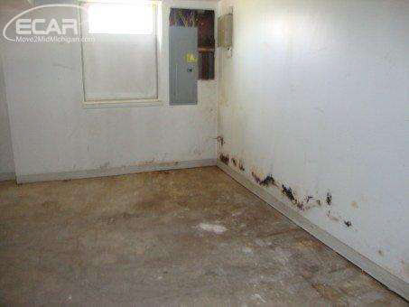 4240 South Center Road Burton, MI 48519 - Photo 18 of 20 21170947-17.JPG