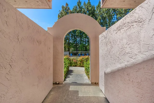 a view of entryway with garden