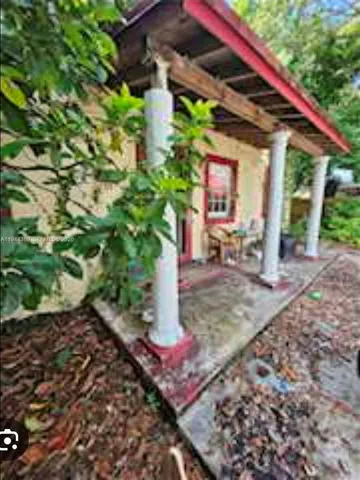 a view of a house with backyard