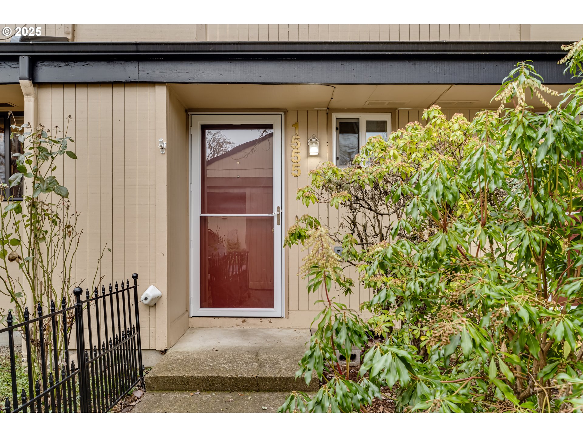 1555 Fetters Loop Eugene, OR 97402 - Photo 2 of 25