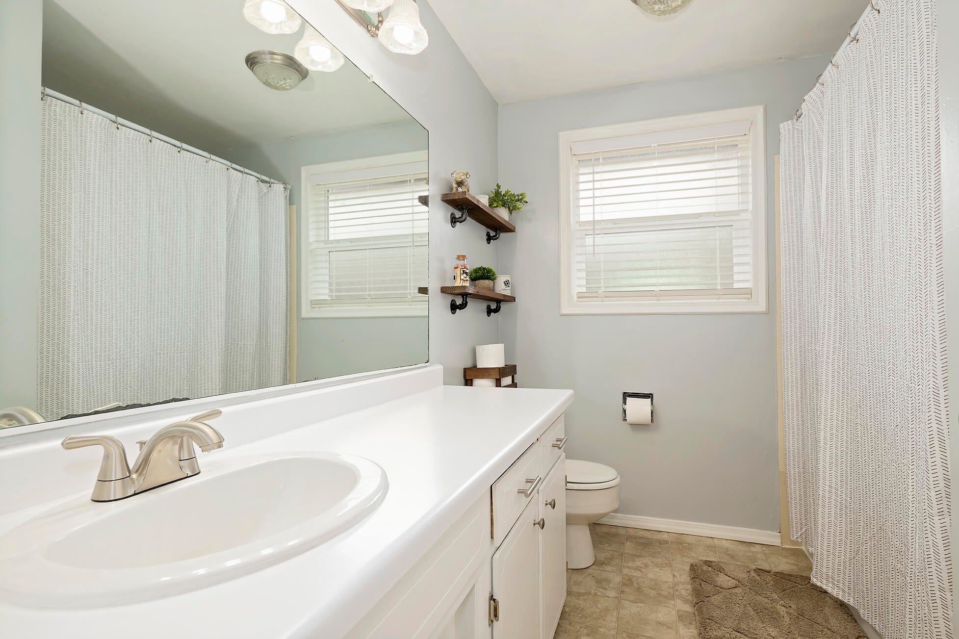 2051 Taylor Road Central Point, OR 97502 - Photo 9 of 18 Full Bath