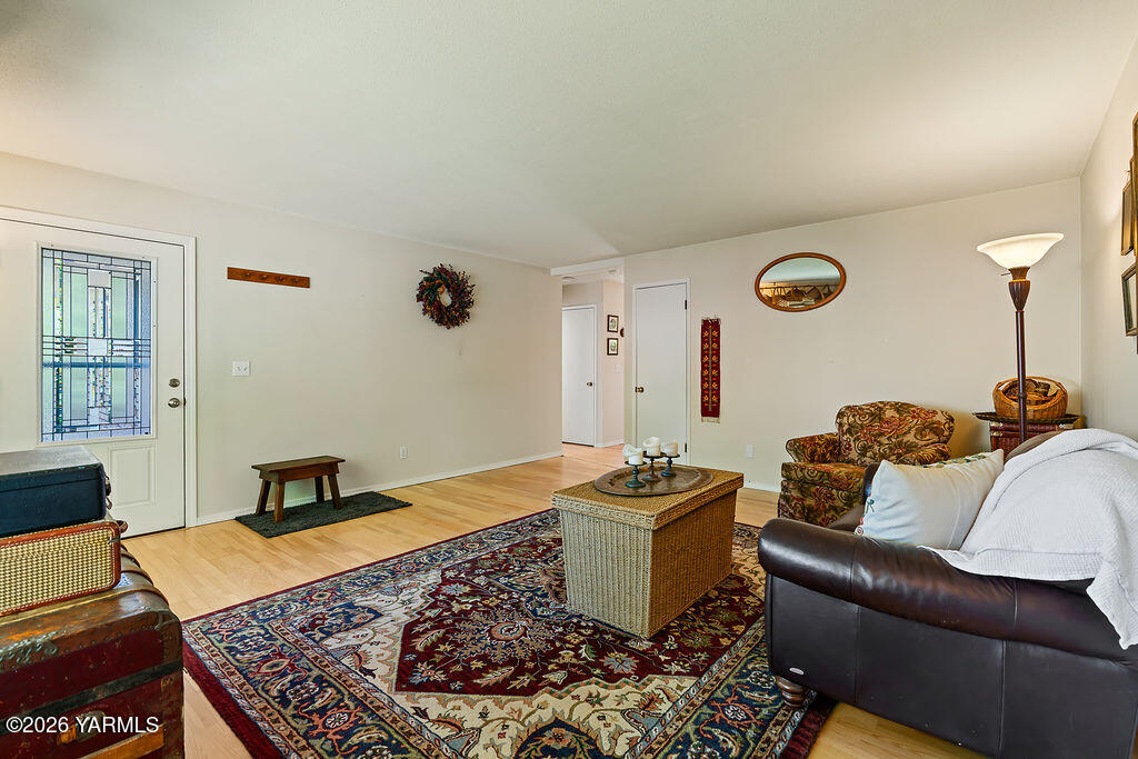 7610 Summitview Avenue, Unit 11 Yakima, WA 98908 - Photo 5 of 20 a living room with a couch and a rug