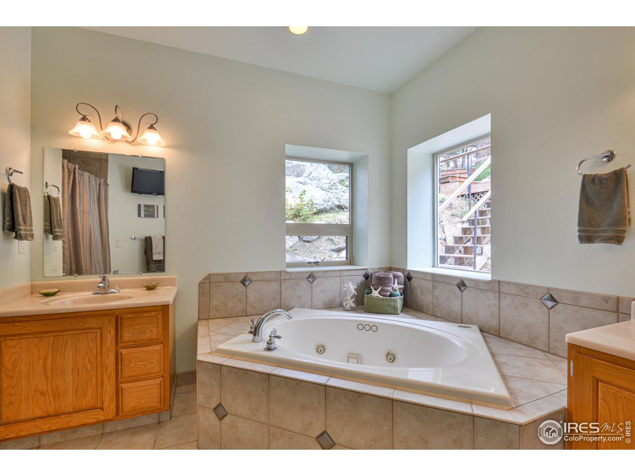 560 Stove Prairie Road Bellvue, CO 80512 - Photo 17 of 40 a bathroom with a tub sink and mirror