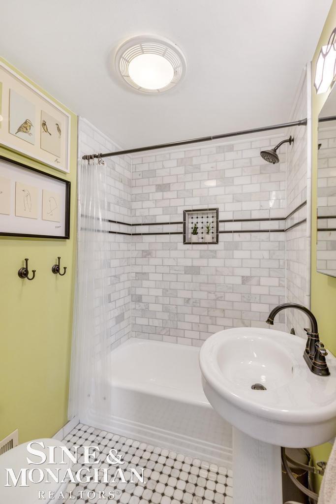 1379 Hampton Road Grosse Pointe Woods, MI 48236 - Photo 23 of 42
