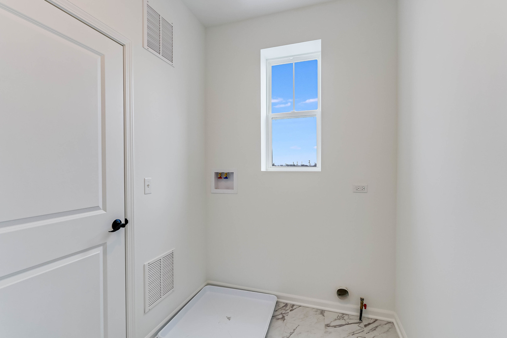 1552 Slade Way Des Plaines, IL 60018 - Photo 18 of 32 a bathroom with a bathtub