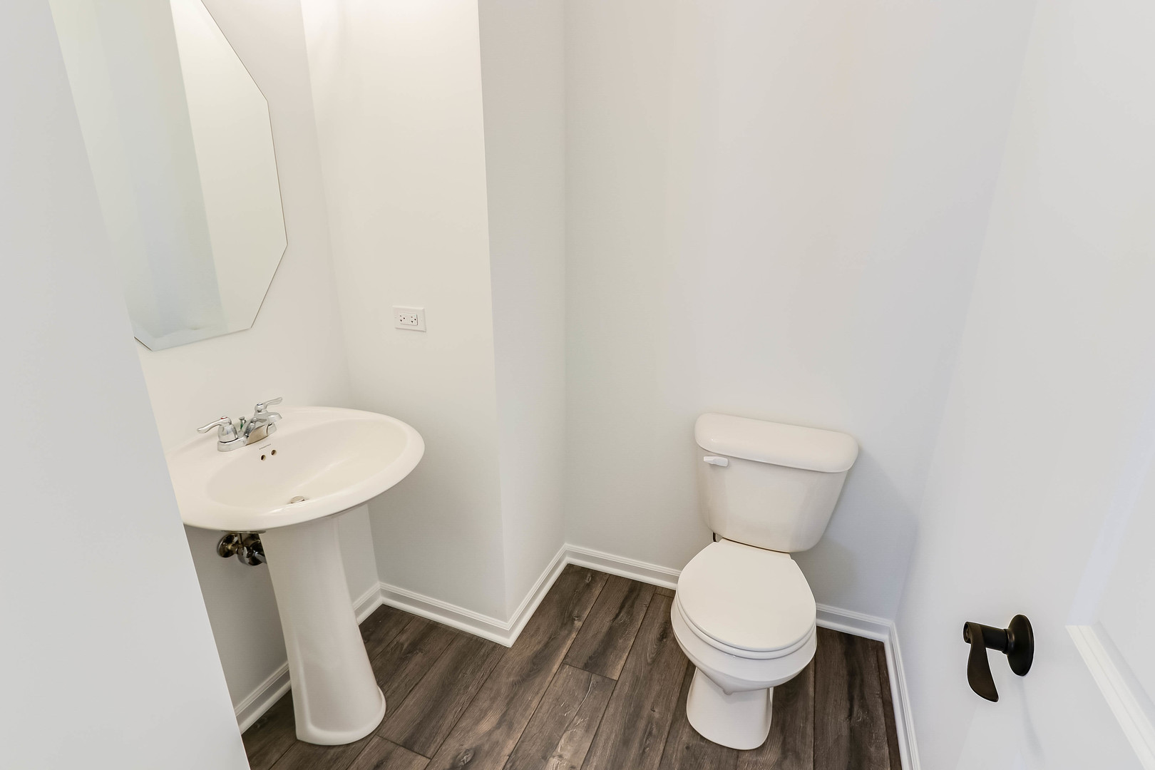 1552 Slade Way Des Plaines, IL 60018 - Photo 19 of 32 a bathroom with a toilet sink and mirror