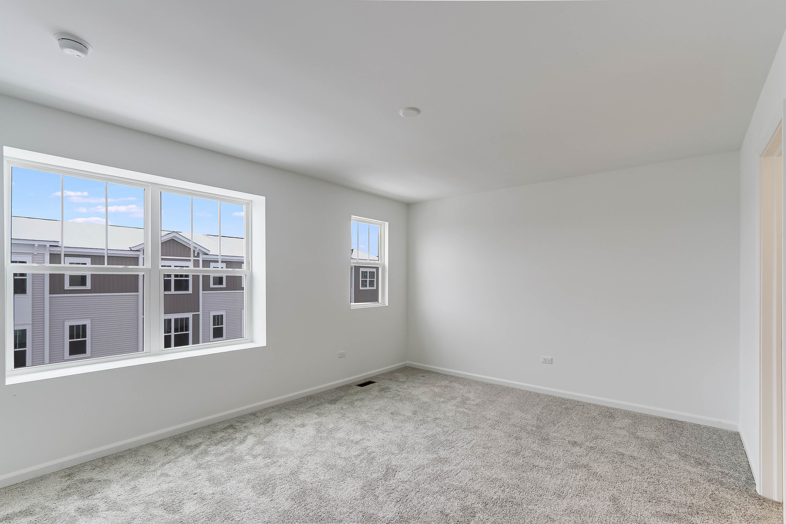 1552 Slade Way Des Plaines, IL 60018 - Photo 20 of 32 an empty room with a window
