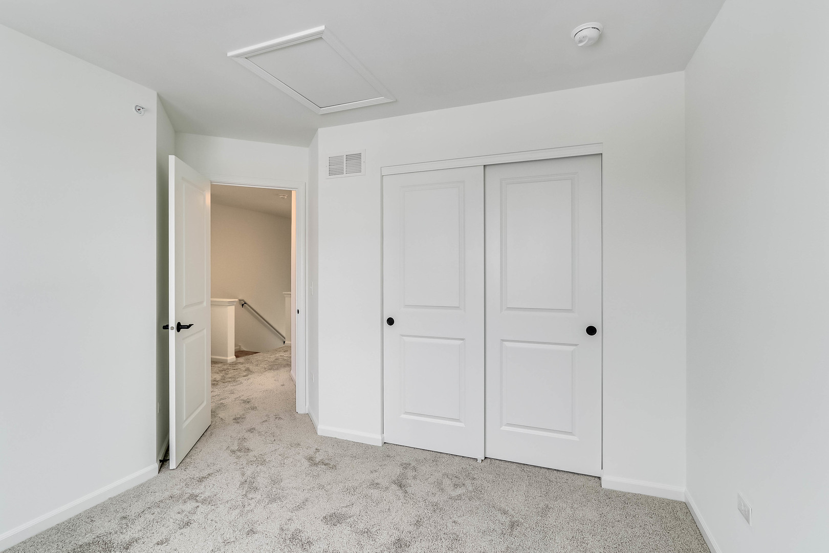 1552 Slade Way Des Plaines, IL 60018 - Photo 29 of 32 a view of a room with a hallway