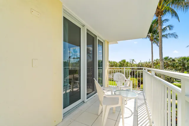 $700,000 | 500 Ocean Drive, Unit W2B, Juno Beach, FL 33408