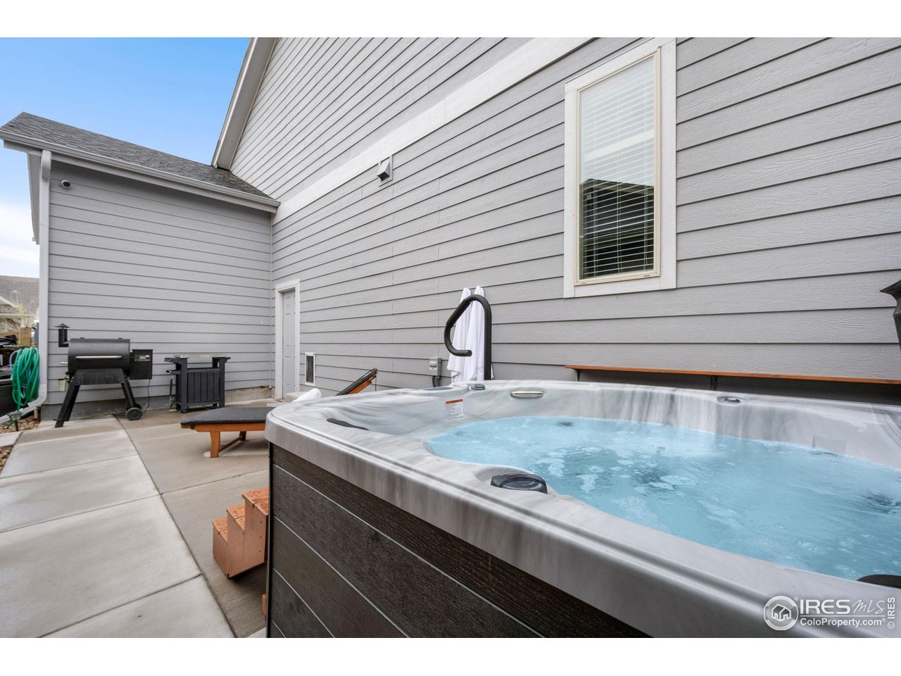 6420 Tuxedo Park Road Timnath, CO 80547 - Photo 31 of 44 a backyard of a house with seating space