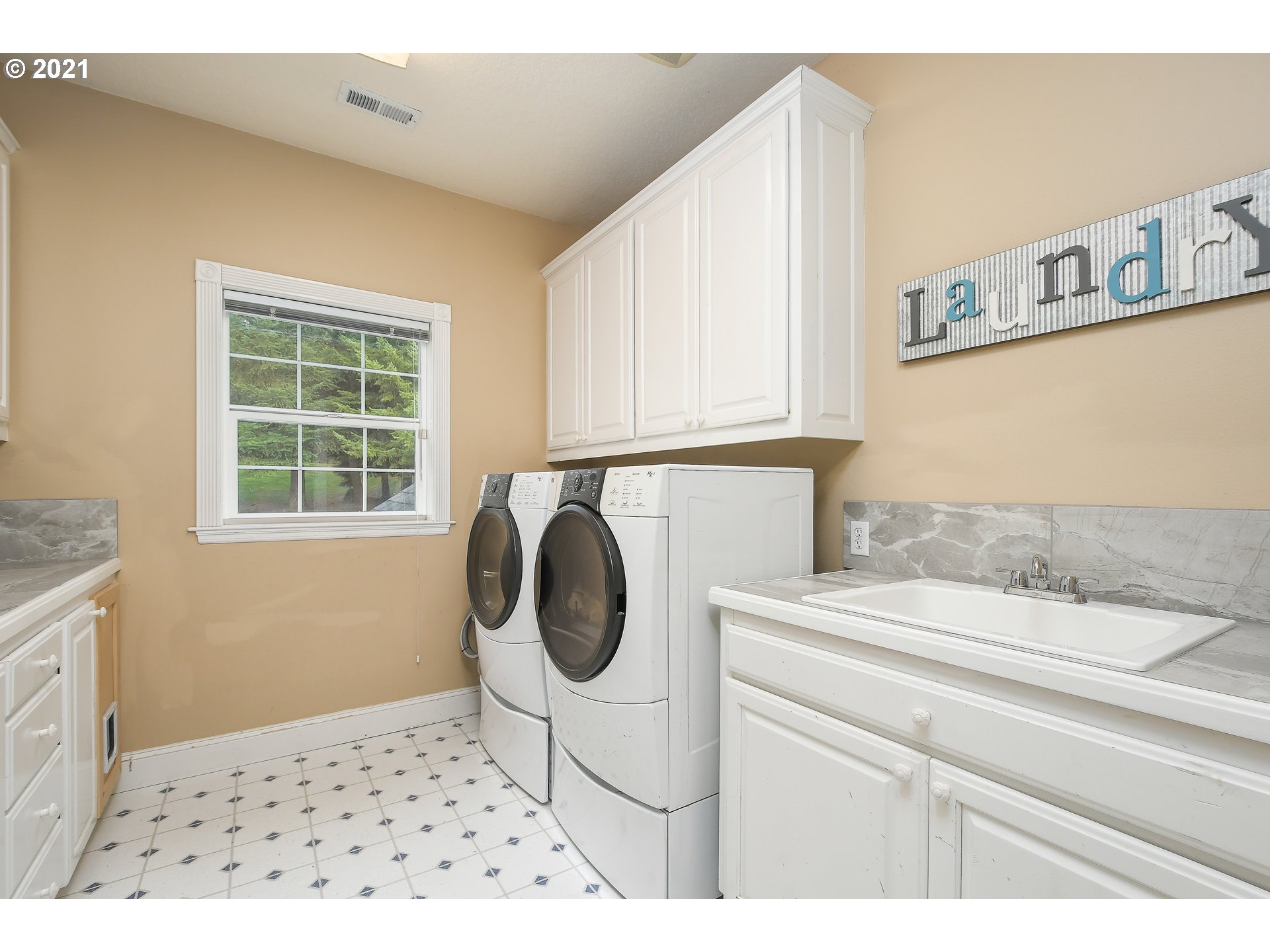 28400 Northeast Hancock Road Camas, WA 98607 - Photo 25 of 32 a utility room with sink dryer and washer