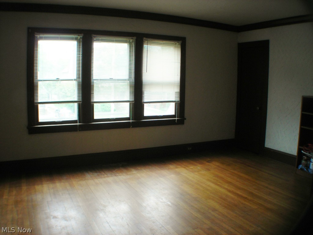 800 Hoover Road Cleveland, OH 44119 - Photo 3 of 13 Lovely natural light in the living room!