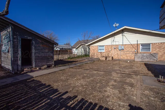 a view of a house with backyard