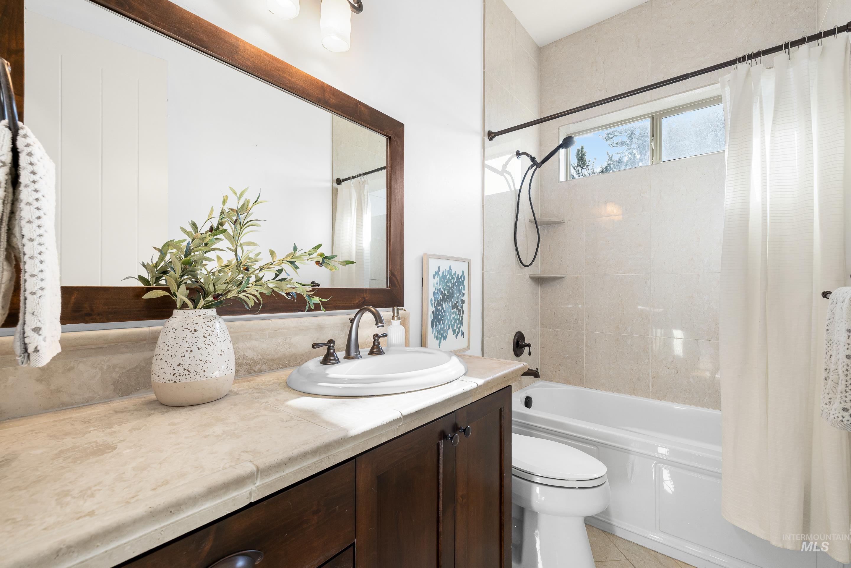 7521 North Grand Ridge Lane Eagle, ID 83616 - Photo 37 of 50 Full bath featuring vanity and shower / tub combo