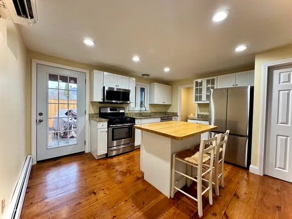 $3,250 | 4 Kent Street, Unit 2, Newburyport, MA 01950