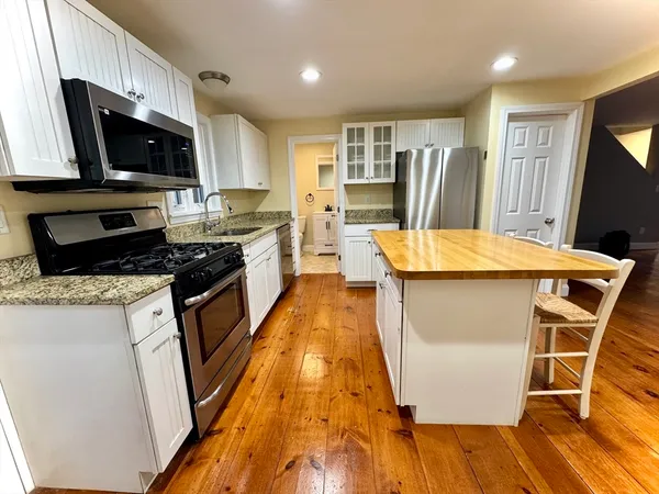 $3,250 | 4 Kent Street, Unit 2, Newburyport, MA 01950