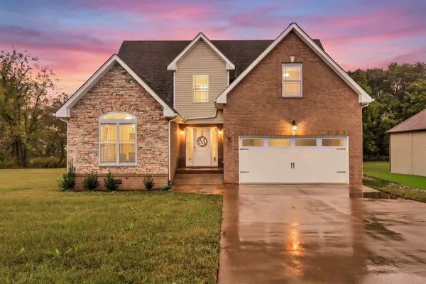a view of a house with a yard