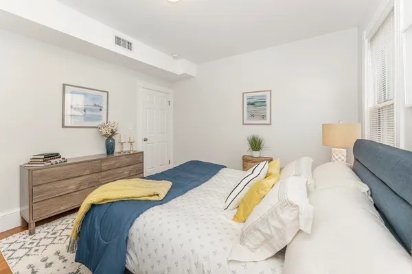 $6,000 | 172 Boylston Street, Unit 3, Boston, MA 02130