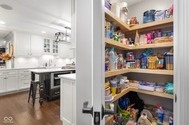 $965,000 | 875 Baywood Court, Columbus, IN 47201