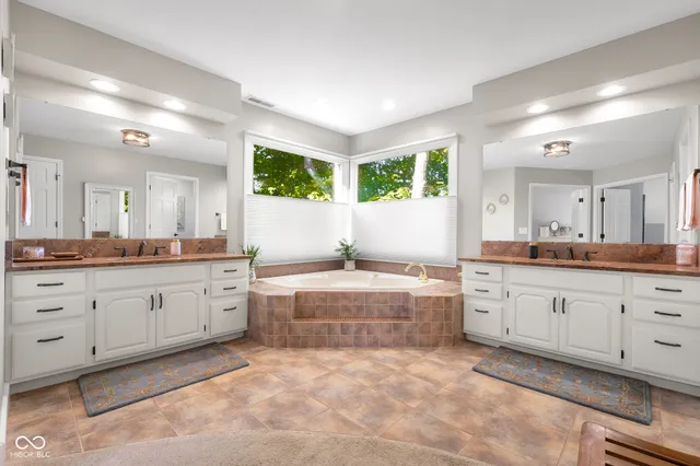 $965,000 | 875 Baywood Court, Columbus, IN 47201