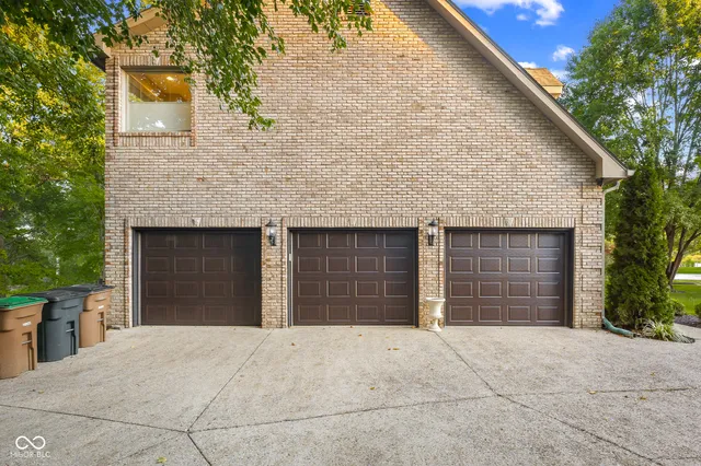 $965,000 | 875 Baywood Court, Columbus, IN 47201