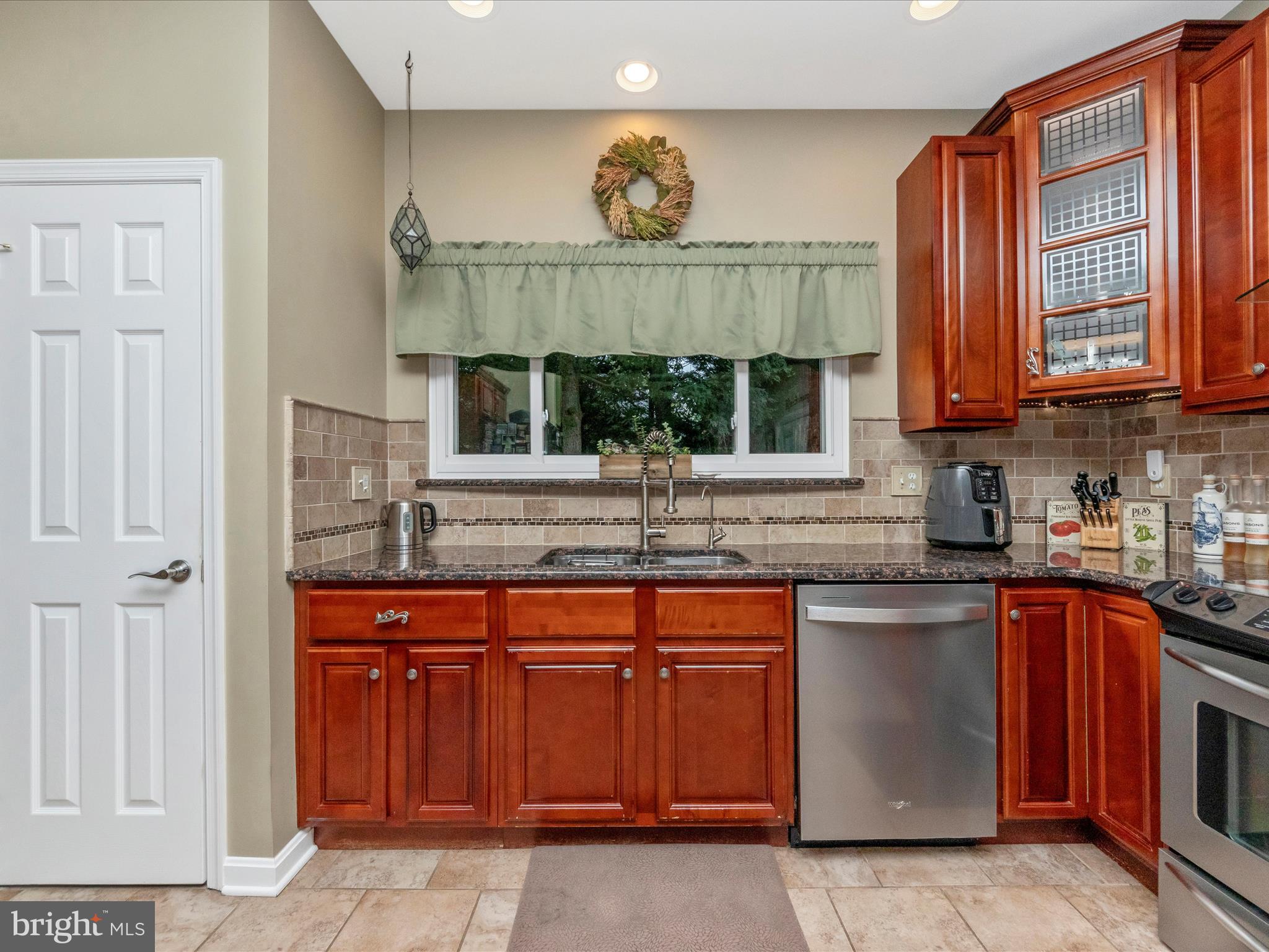 28 Robinson Road Severna Park, MD 21146 - Photo 10 of 55 Kitchen