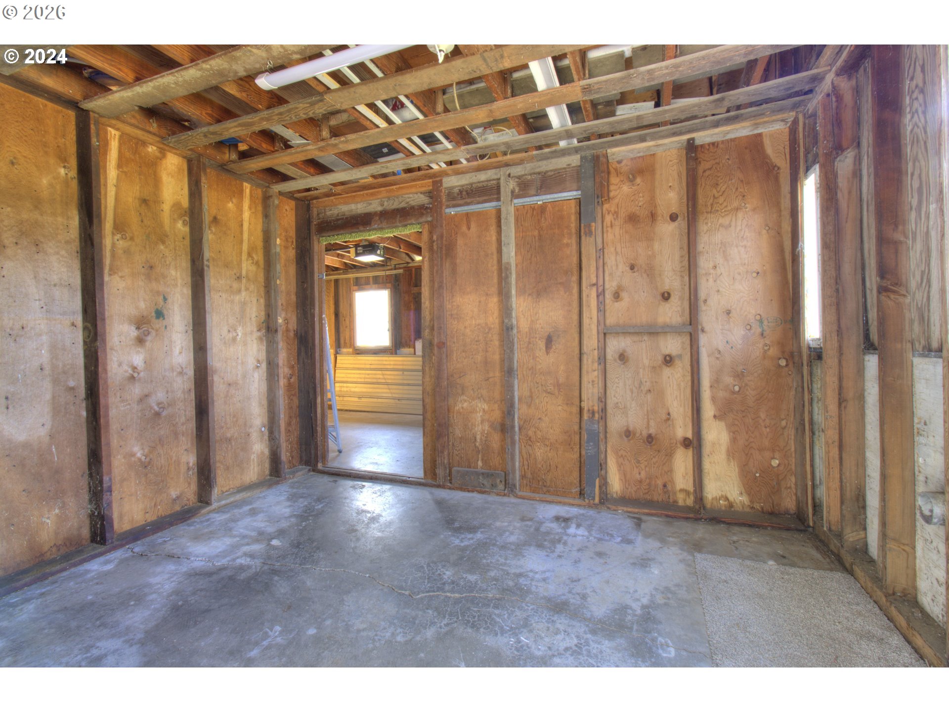 95171 Vista Loop Gold Beach, OR 97444 - Photo 23 of 35 a view of entryway with wooden floor
