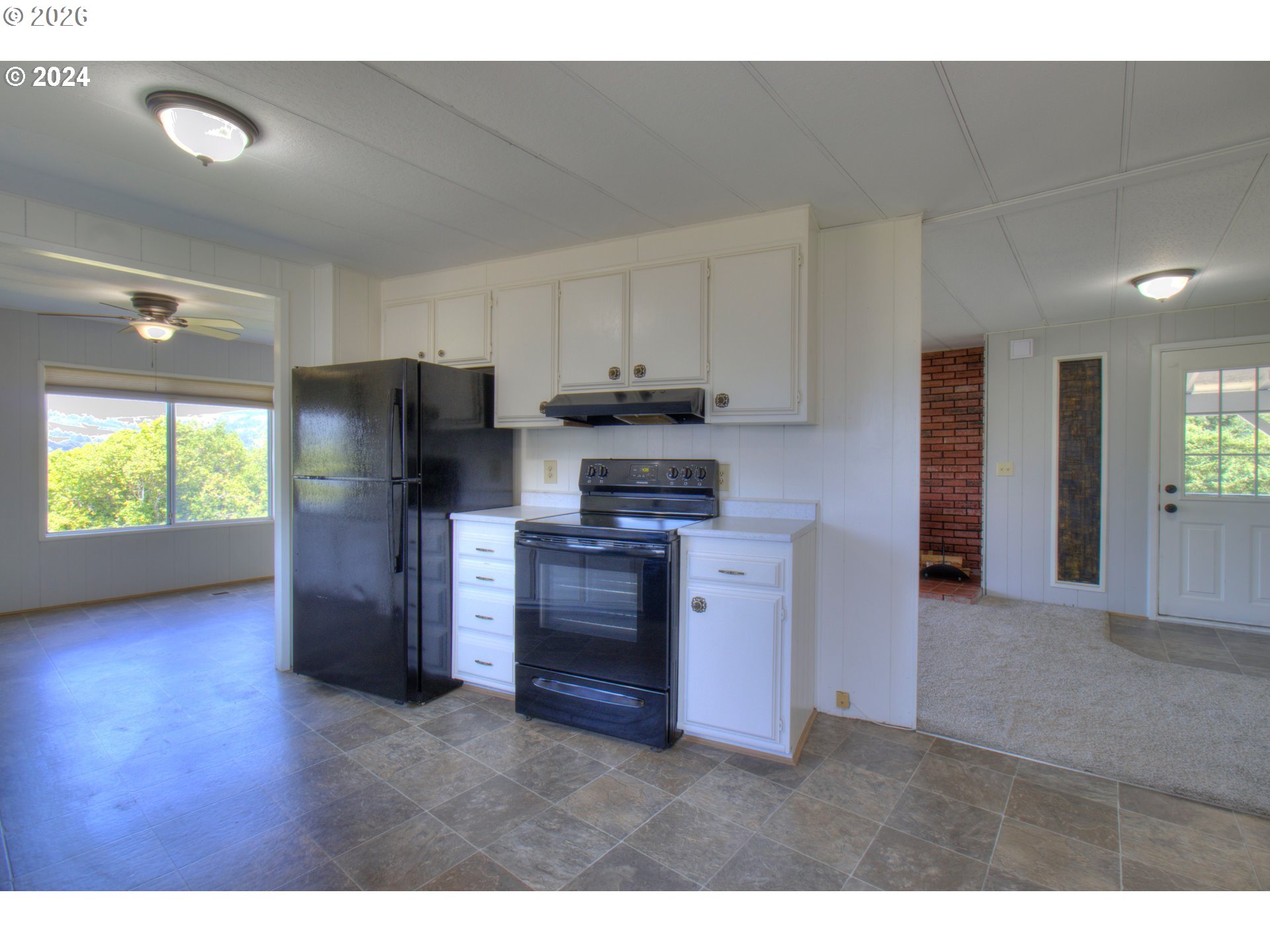 95171 Vista Loop Gold Beach, OR 97444 - Photo 10 of 35 a kitchen with refrigerator and window