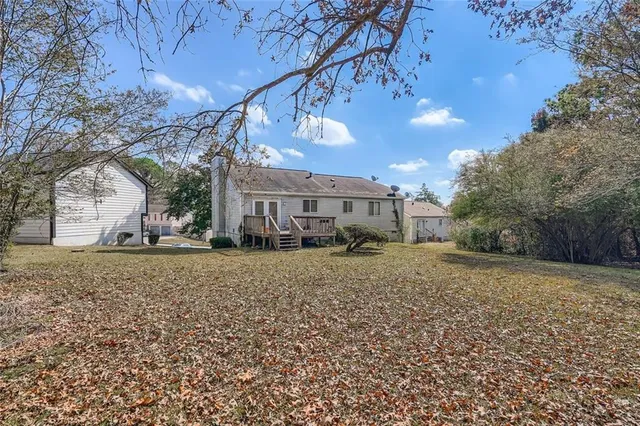a view of a house with a yard