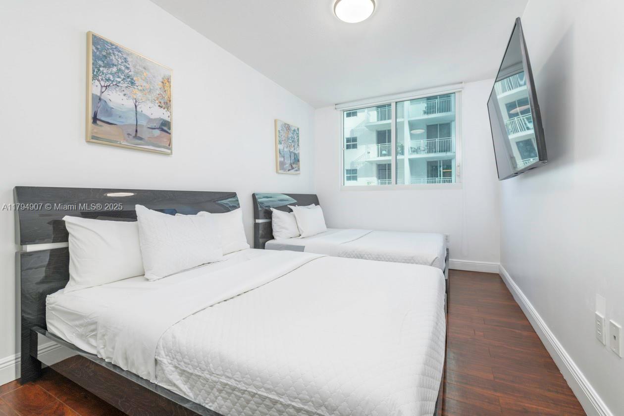 170 Southeast 14th Street, Unit 1905 Miami, FL 33131 - Photo 5 of 17 a bedroom with a bed and a window