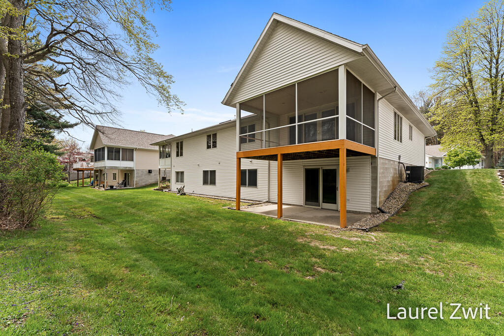 17020 Grandview Drive Spring Lake, MI 49456 - Photo 5 of 42 17020GrandviewDr-5LoRes