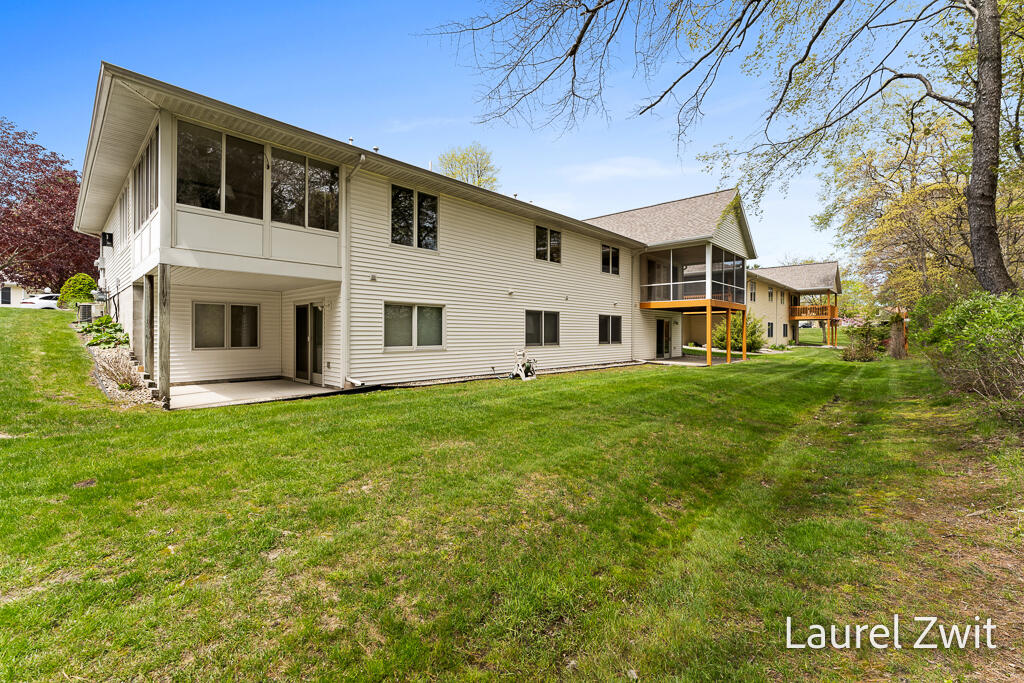 17020 Grandview Drive Spring Lake, MI 49456 - Photo 8 of 42 17020GrandviewDr-8LoRes