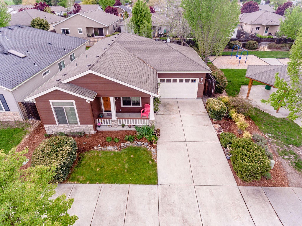 858 South Haskell Street Central Point, OR 97502 - Photo 3 of 31 HD-13