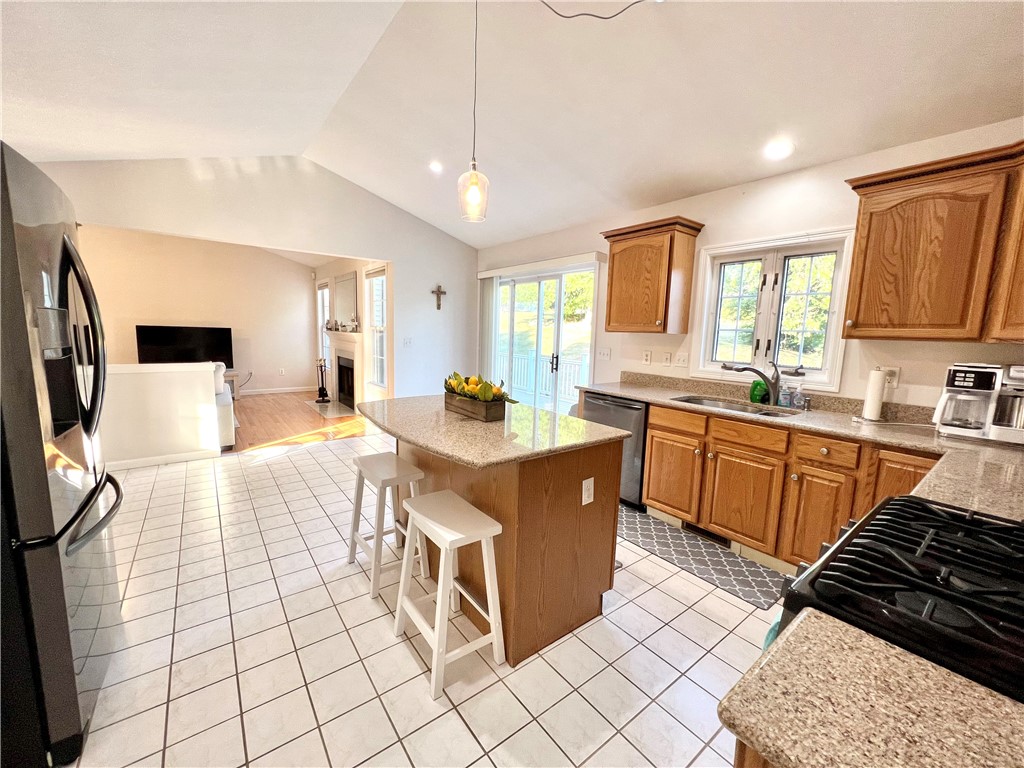 65 Carriage Trail Middletown, RI 02842 - Photo 6 of 38