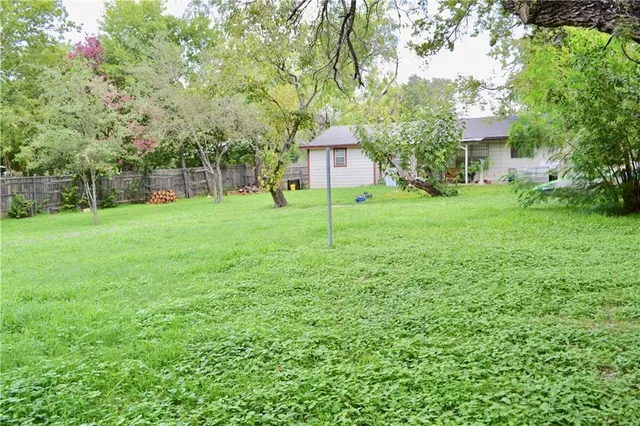 a view of a house with backyard and garden
