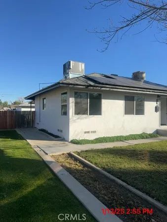 a view of a house with backyard