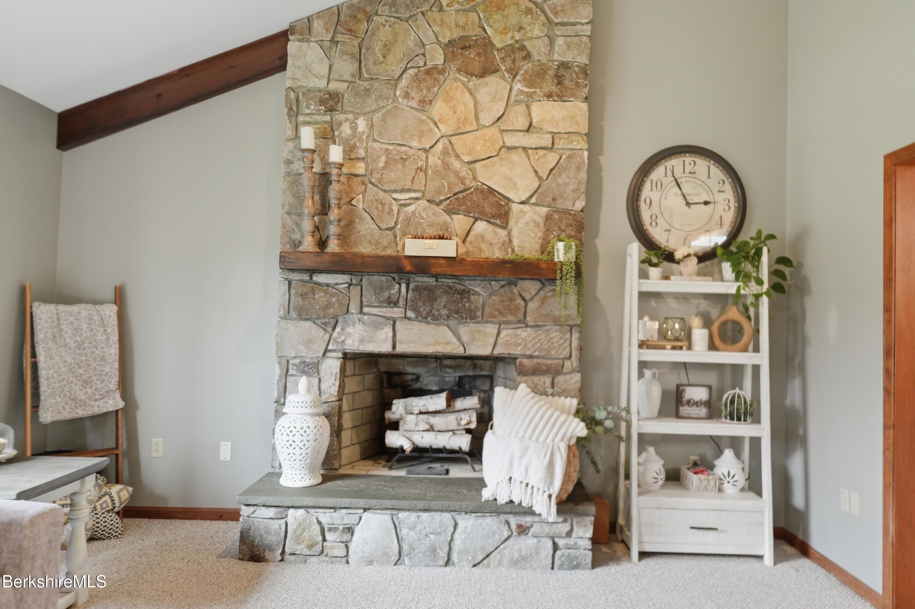 134 Oak Hill Road Pittsfield, MA 01201 - Photo 14 of 66 Living Room