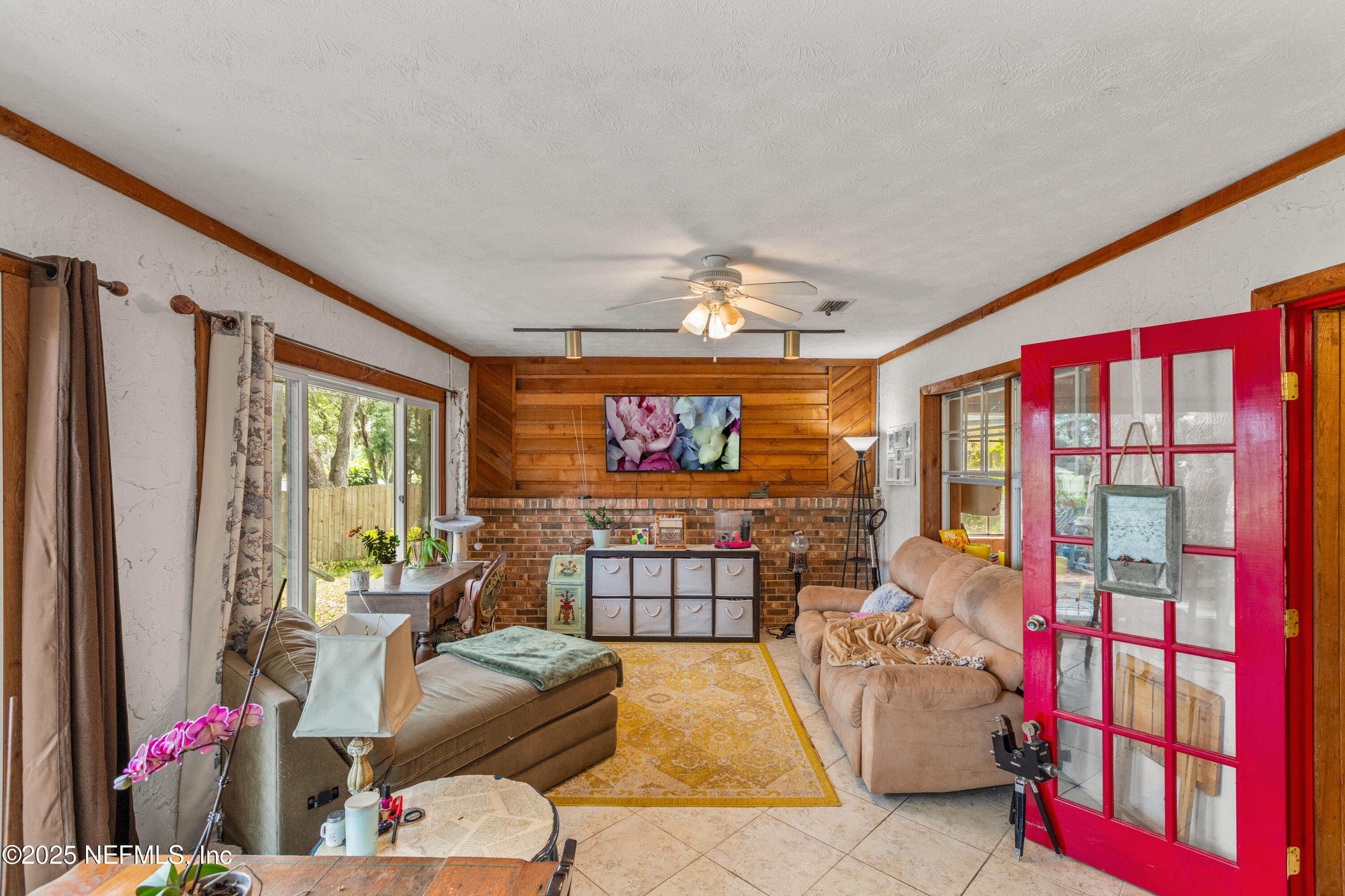 5915 White Sands Road Keystone Heights, FL 32656 - Photo 22 of 47 a living room with furniture and a flat screen tv