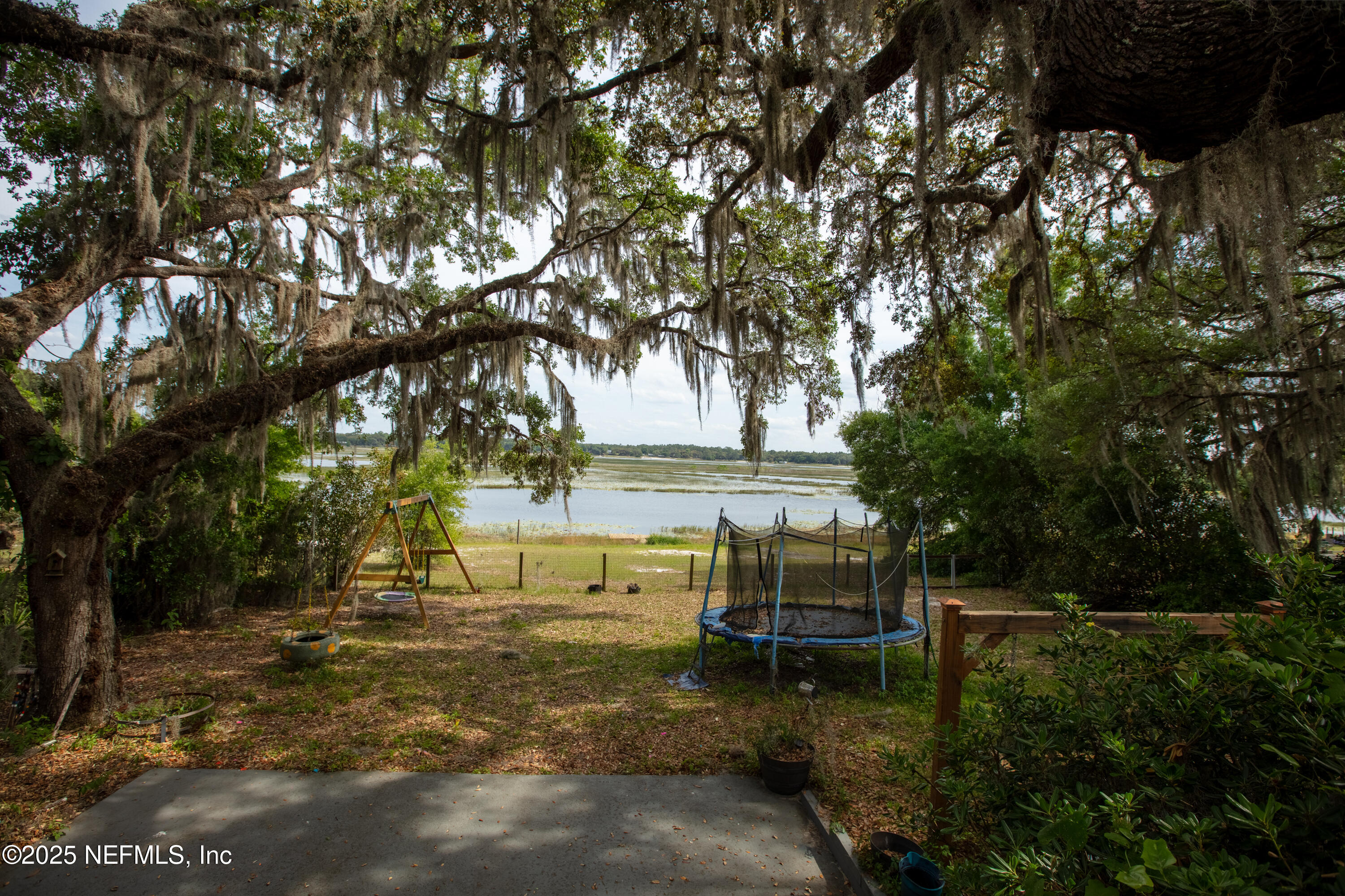 5915 White Sands Road Keystone Heights, FL 32656 - Photo 35 of 47 a backyard of a house with table and chairs