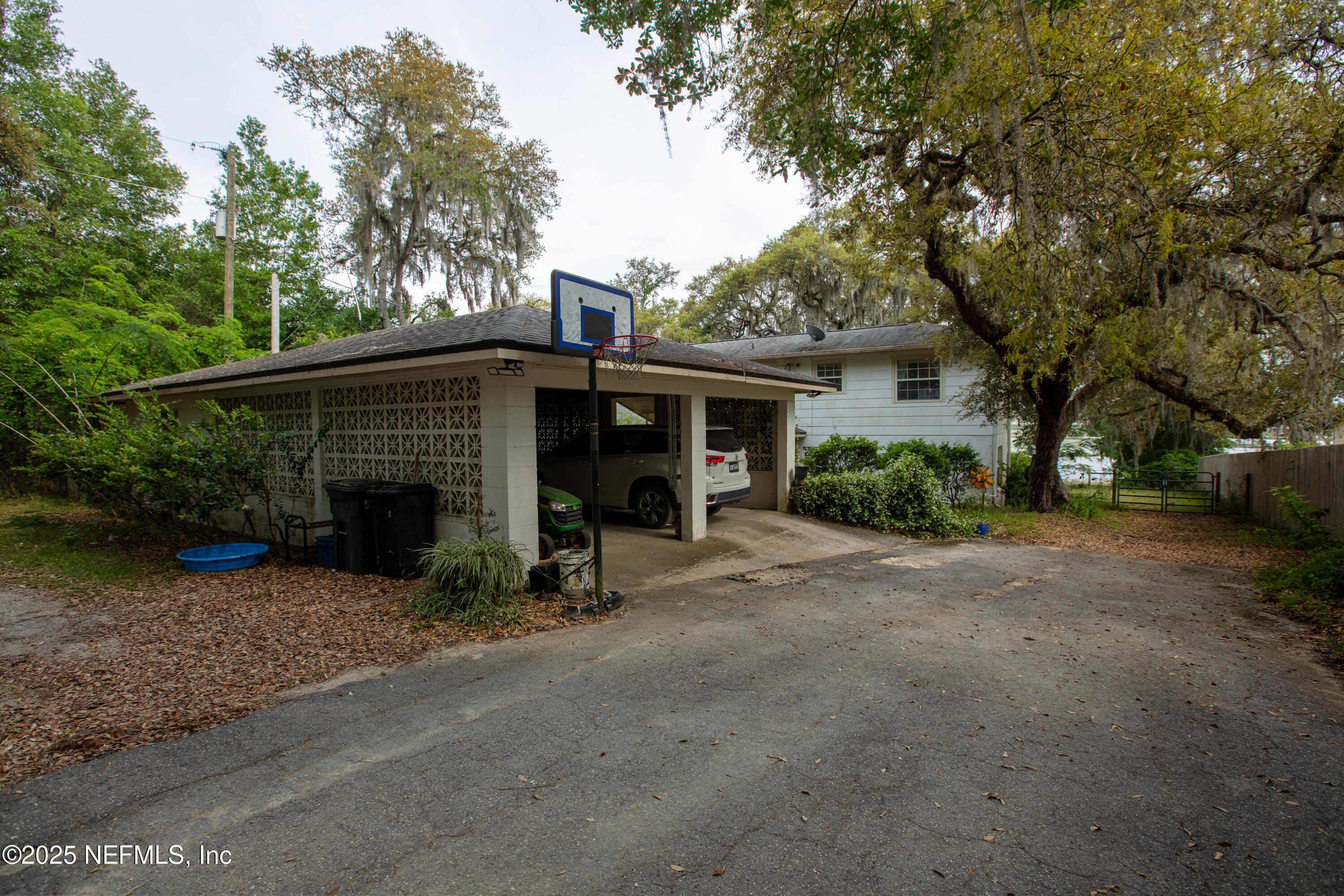 5915 White Sands Road Keystone Heights, FL 32656 - Photo 40 of 47 a view of a house with a yard and garage