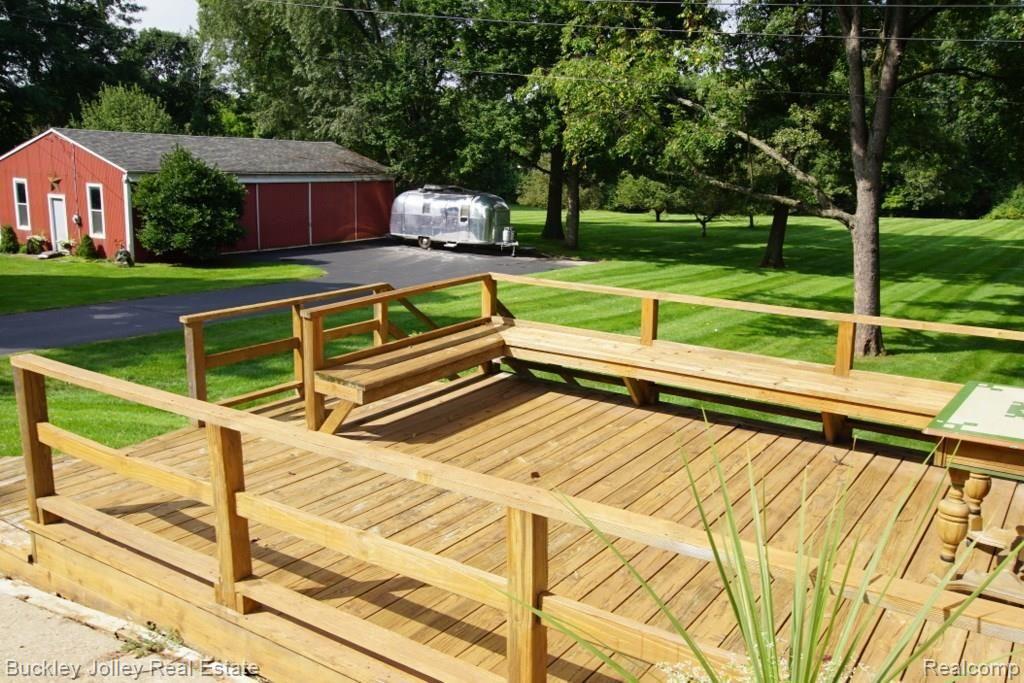 1150 Taylor Road Brighton, MI 48114 - Photo 19 of 27 Custom Deck with Benched Seating