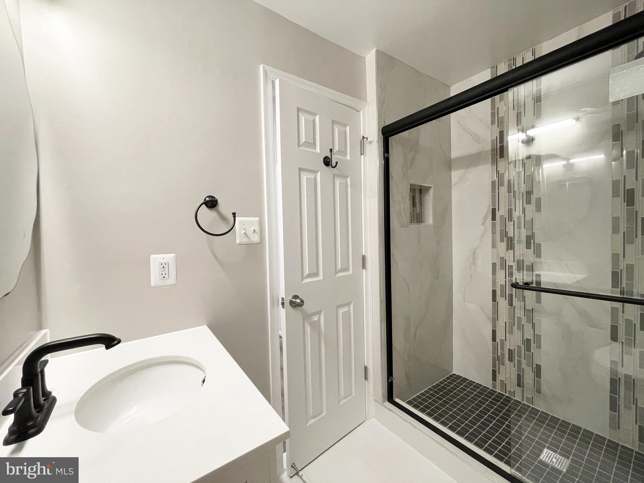 11968 Greywing Court Reston, VA 20191 - Photo 4 of 13 a bathroom with a tub shower sink and a mirror