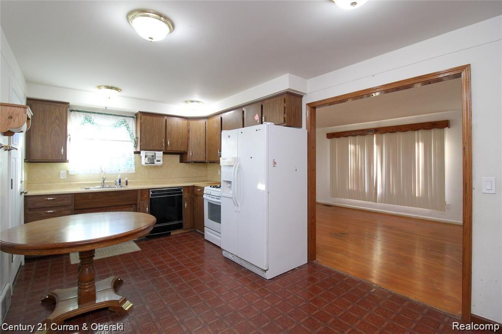6312 Cambourne Road Dearborn Heights, MI 48127 - Photo 4 of 24