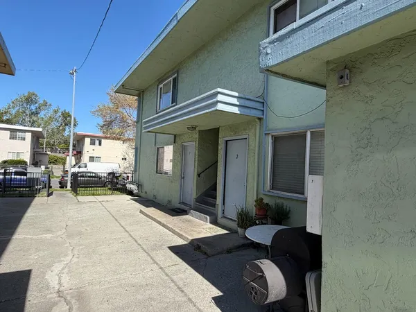 a view of a house with backyard and porch