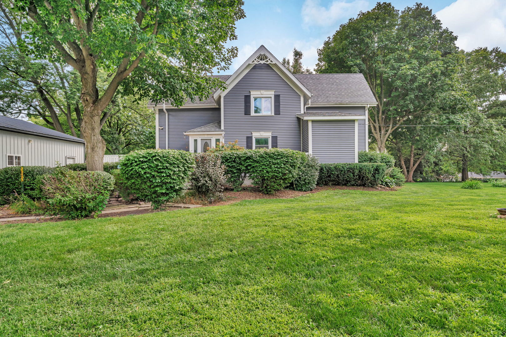 313 East George Street Odell, IL 60460 - Photo 8 of 44 a front view of a house with garden