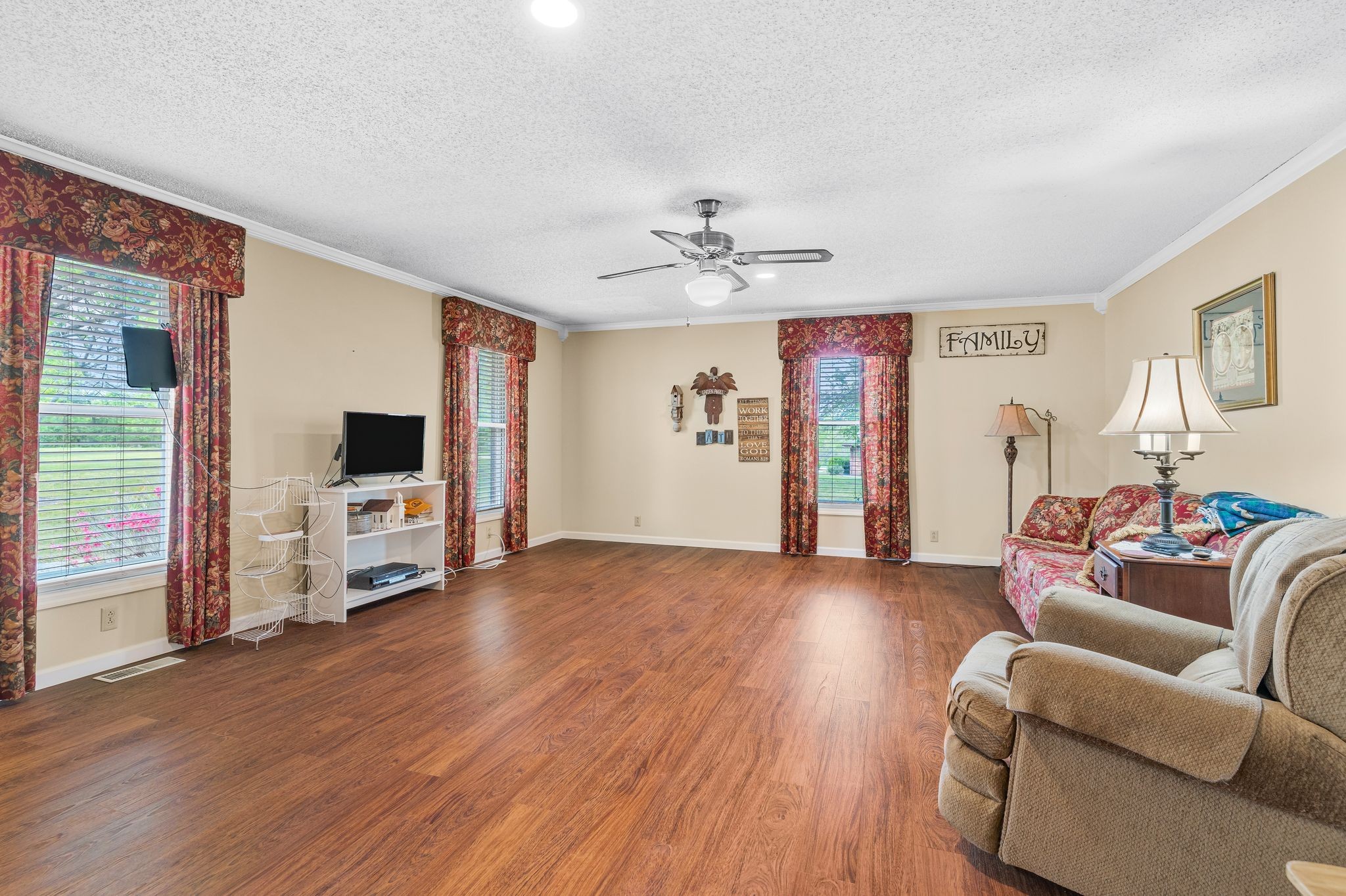 460 West Campbell Road Goodlettsville, TN 37072 - Photo 23 of 55 a living room with furniture and a flat screen tv