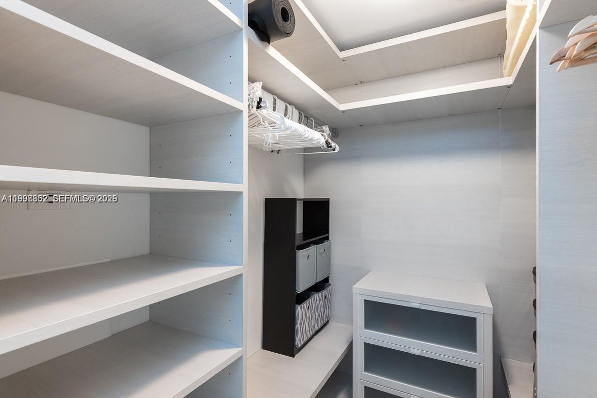 68 Southeast 6th Street, Unit 3006 Miami, FL 33131 - Photo 7 of 10 a hallway with closet