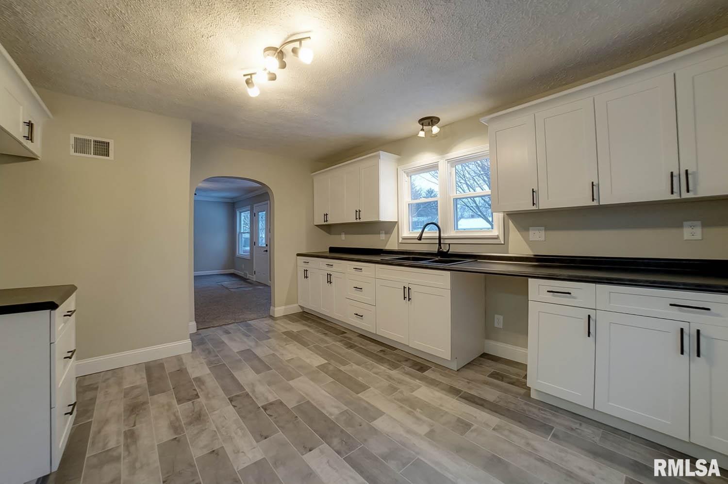 2037 South Walnut Street Springfield, IL 62704 - Photo 3 of 39