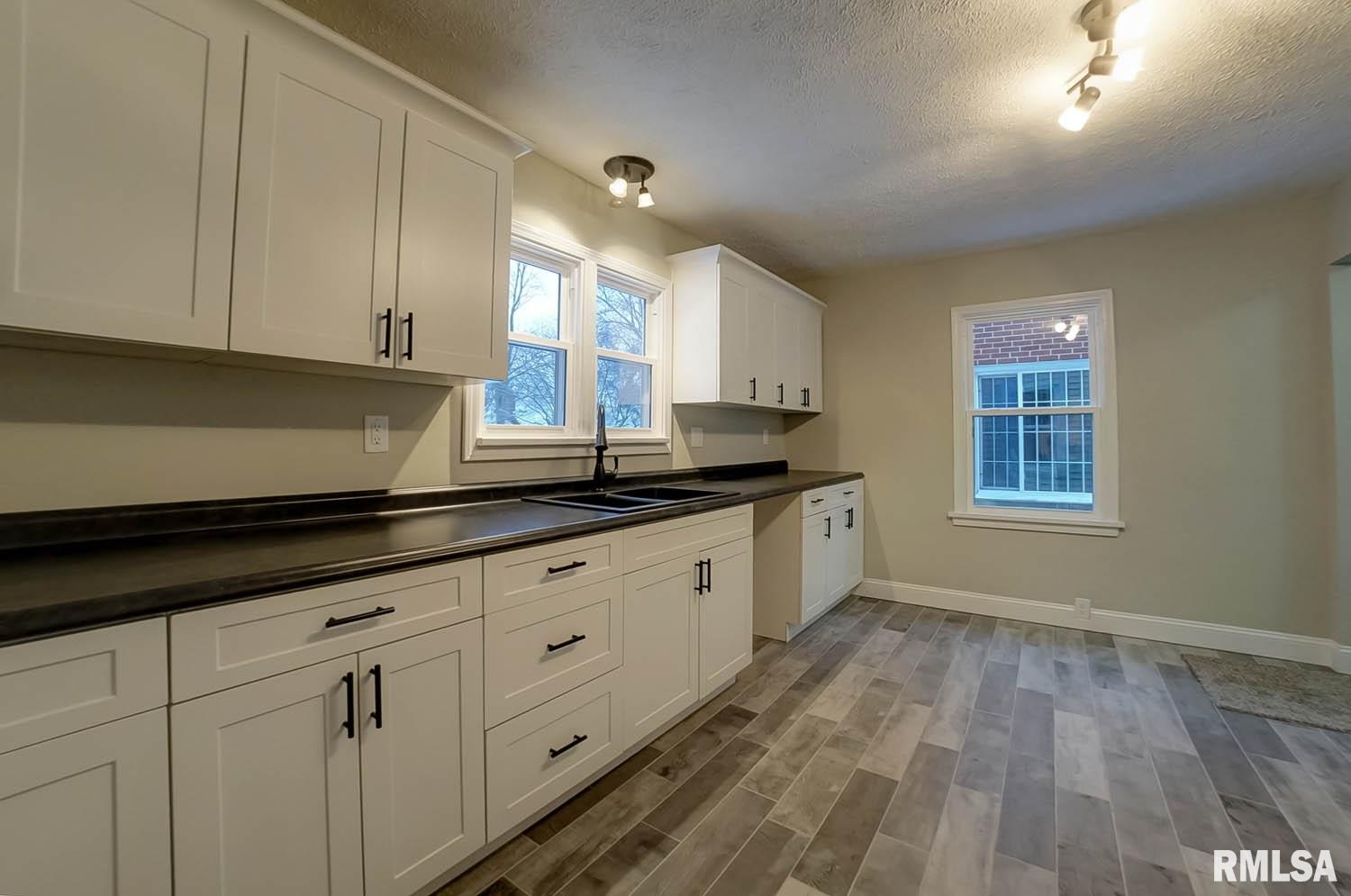 2037 South Walnut Street Springfield, IL 62704 - Photo 4 of 39